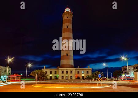 Aveiro Lighthouse, Farol da Praia da Barra, Ilhavo, Portugal - Stadt und Stadt neben Bucht, Meer und Meer. Bau des Leuchtturms als Wahrzeichen. Stockfoto