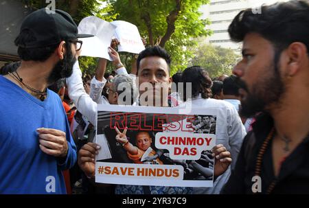 Mumbai, Indien. Dezember 2024. Demonstranten von Vishva Hindu Parishad (VHP), Bajrang Dal und anderen hinduistischen Organisationen sammeln Plakate gegen die Gräueltaten, die an Hindus in Bangladesch begangen wurden, und fordern die Freilassung der Mönche der Internationalen Gesellschaft für Krishna Bewusstsein (ISKCON) in der Nähe des Generalbüros des Konsulats von Bangladesch. (Foto: Ashish Vaishnav/SOPA Images/SIPA USA) Credit: SIPA USA/Alamy Live News Stockfoto