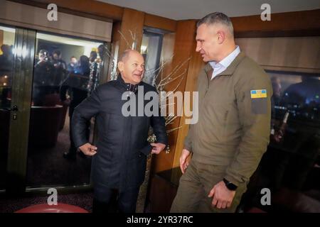 Kiew, Ukraine. Dezember 2024. Bundeskanzler Olaf Scholz (l, SPD) trifft den Kiewer Bürgermeister Vitali Klitschko zu Gesprächen. Quelle: Kay Nietfeld/dpa/Alamy Live News Stockfoto