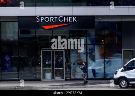 Toronto, ON, Kanada – 3. April 2024: Blick auf das Schild der Sportchek Company in Toronto. Stockfoto