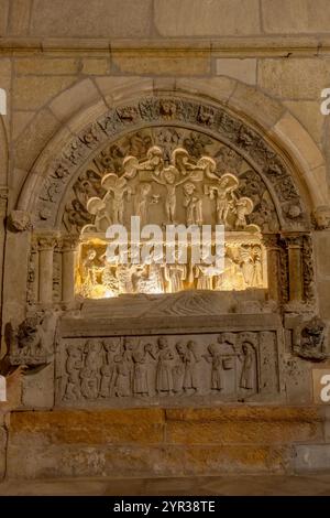 Das Grab von Bischof Rodrigo Alvarez, der 1232 starb. Eine Calvary-Szene ist oben. Die mittlere Szene zeigt die Beerdigung des Bischofs mit einem anderen Bischof auf der Stockfoto