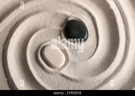 Steine auf Sand mit Muster im japanischen Steingarten. Zen-Konzept Stockfoto