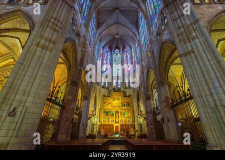 Zentrales Schiff der Kathedrale Santa María de Regla Leon. Die Kathedrale von León aus dem 10. Jahrhundert, als der König von León Ordoño II. Die erste Kathedrale errichtet hat Stockfoto