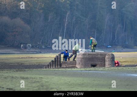 Vranov, Tschechische Republik. November 2024. Der Staudamm Hracholusky (Stausee) im Besitz von Povodi Vltava beginnt nach der Reparatur des Stausees-Kraftwerks (technologische Ausrüstung von Zapadoceska energetika) in Vranov, Tschechische Republik, am 29. November 2024 zu füllen. Der Niedrigwasserstand wurde verwendet, um die Markierungen von Wasserstraßenhindernissen zu erneuern. Die Markierungen auf dem alten Bunker wurden nach 30 Jahren erneuert. Quelle: Miroslav Chaloupka/CTK Photo/Alamy Live News Stockfoto