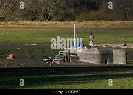 Vranov, Tschechische Republik. November 2024. Der Staudamm Hracholusky (Stausee) im Besitz von Povodi Vltava beginnt nach der Reparatur des Stausees-Kraftwerks (technologische Ausrüstung von Zapadoceska energetika) in Vranov, Tschechische Republik, am 29. November 2024 zu füllen. Der Niedrigwasserstand wurde verwendet, um die Markierungen von Wasserstraßenhindernissen zu erneuern. Die Markierungen auf dem alten Bunker wurden nach 30 Jahren erneuert. Quelle: Miroslav Chaloupka/CTK Photo/Alamy Live News Stockfoto