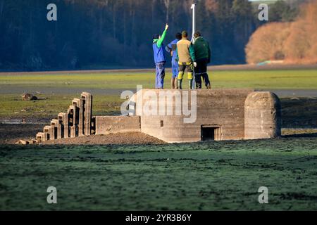 Vranov, Tschechische Republik. November 2024. Der Staudamm Hracholusky (Stausee) im Besitz von Povodi Vltava beginnt nach der Reparatur des Stausees-Kraftwerks (technologische Ausrüstung von Zapadoceska energetika) in Vranov, Tschechische Republik, am 29. November 2024 zu füllen. Der Niedrigwasserstand wurde verwendet, um die Markierungen von Wasserstraßenhindernissen zu erneuern. Die Markierungen auf dem alten Bunker wurden nach 30 Jahren erneuert. Quelle: Miroslav Chaloupka/CTK Photo/Alamy Live News Stockfoto