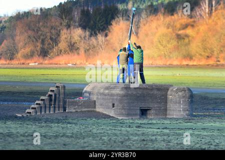 Vranov, Tschechische Republik. November 2024. Der Staudamm Hracholusky (Stausee) im Besitz von Povodi Vltava beginnt nach der Reparatur des Stausees-Kraftwerks (technologische Ausrüstung von Zapadoceska energetika) in Vranov, Tschechische Republik, am 29. November 2024 zu füllen. Der Niedrigwasserstand wurde verwendet, um die Markierungen von Wasserstraßenhindernissen zu erneuern. Die Markierungen auf dem alten Bunker wurden nach 30 Jahren erneuert. Quelle: Miroslav Chaloupka/CTK Photo/Alamy Live News Stockfoto