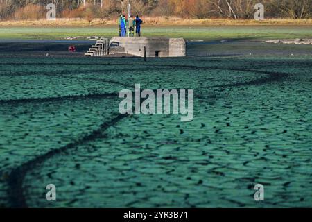 Vranov, Tschechische Republik. November 2024. Der Staudamm Hracholusky (Stausee) im Besitz von Povodi Vltava beginnt nach der Reparatur des Stausees-Kraftwerks (technologische Ausrüstung von Zapadoceska energetika) in Vranov, Tschechische Republik, am 29. November 2024 zu füllen. Der Niedrigwasserstand wurde verwendet, um die Markierungen von Wasserstraßenhindernissen zu erneuern. Die Markierungen auf dem alten Bunker wurden nach 30 Jahren erneuert. Quelle: Miroslav Chaloupka/CTK Photo/Alamy Live News Stockfoto