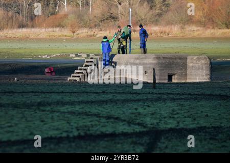 Vranov, Tschechische Republik. November 2024. Der Staudamm Hracholusky (Stausee) im Besitz von Povodi Vltava beginnt nach der Reparatur des Stausees-Kraftwerks (technologische Ausrüstung von Zapadoceska energetika) in Vranov, Tschechische Republik, am 29. November 2024 zu füllen. Der Niedrigwasserstand wurde verwendet, um die Markierungen von Wasserstraßenhindernissen zu erneuern. Die Markierungen auf dem alten Bunker wurden nach 30 Jahren erneuert. Quelle: Miroslav Chaloupka/CTK Photo/Alamy Live News Stockfoto