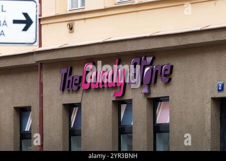 Das Candy Store-Logo des Händlers an einer Gebäudewand. Ladenfront eines Geschäfts für Lebensmittel- und Getränkeprodukte, die aus den USA und Großbritannien importiert werden. Stockfoto