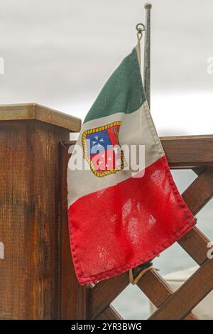 Kleine italienische Textilfahne am Holzzaun Nahaufnahme Stockfoto