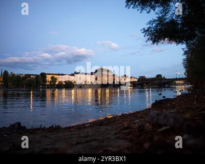 Prager Nationaltheater und die Legionsbrücke (Most Legií) am Abend beleuchtet. Wunderschöne Architektur in der neuen Stadt Praha. Stockfoto