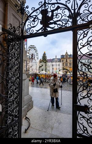 Liberec, Tschechische Republik. November 2024. Weihnachtsmarkt auf dem Dr. E. Benes Platz in Liberec, Tschechische Republik, dargestellt am 29. November 2024. Quelle: Radek Petrasek/CTK Photo/Alamy Live News Stockfoto