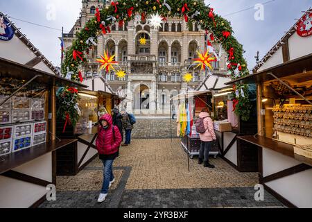 Liberec, Tschechische Republik. November 2024. Weihnachtsmarkt auf dem Dr. E. Benes Platz in Liberec, Tschechische Republik, dargestellt am 29. November 2024. Quelle: Radek Petrasek/CTK Photo/Alamy Live News Stockfoto