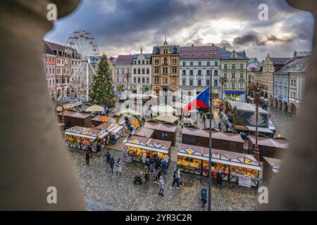 Liberec, Tschechische Republik. November 2024. Weihnachtsmarkt auf dem Dr. E. Benes Platz in Liberec, Tschechische Republik, dargestellt am 29. November 2024. Quelle: Radek Petrasek/CTK Photo/Alamy Live News Stockfoto