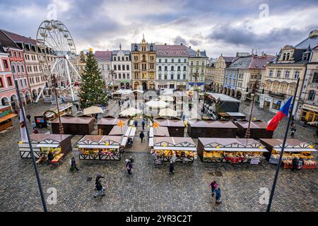 Liberec, Tschechische Republik. November 2024. Weihnachtsmarkt auf dem Dr. E. Benes Platz in Liberec, Tschechische Republik, dargestellt am 29. November 2024. Quelle: Radek Petrasek/CTK Photo/Alamy Live News Stockfoto