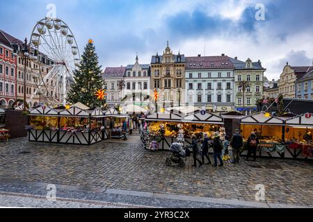 Liberec, Tschechische Republik. November 2024. Weihnachtsmarkt auf dem Dr. E. Benes Platz in Liberec, Tschechische Republik, dargestellt am 29. November 2024. Quelle: Radek Petrasek/CTK Photo/Alamy Live News Stockfoto