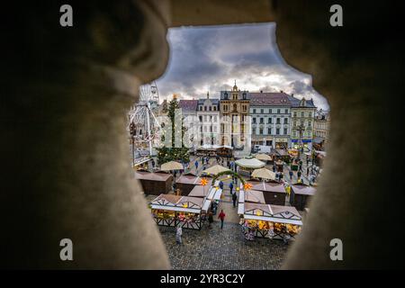 Liberec, Tschechische Republik. November 2024. Weihnachtsmarkt auf dem Dr. E. Benes Platz in Liberec, Tschechische Republik, dargestellt am 29. November 2024. Quelle: Radek Petrasek/CTK Photo/Alamy Live News Stockfoto