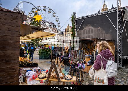 Liberec, Tschechische Republik. November 2024. Weihnachtsmarkt auf dem Dr. E. Benes Platz in Liberec, Tschechische Republik, dargestellt am 29. November 2024. Quelle: Radek Petrasek/CTK Photo/Alamy Live News Stockfoto