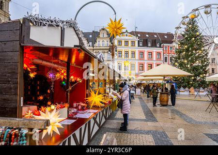 Liberec, Tschechische Republik. November 2024. Weihnachtsmarkt auf dem Dr. E. Benes Platz in Liberec, Tschechische Republik, dargestellt am 29. November 2024. Quelle: Radek Petrasek/CTK Photo/Alamy Live News Stockfoto