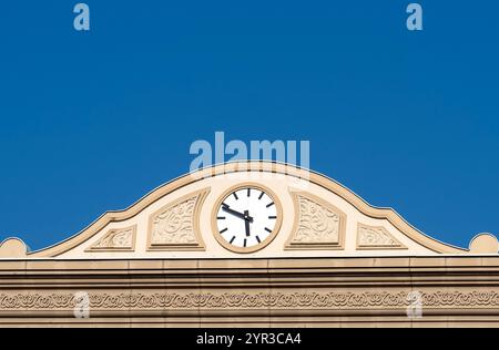 Gefrorene Zeit: 5:49 gegen den blauen Himmel, defekter Mechanismus muss repariert werden Stockfoto