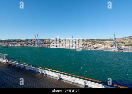 Marseille. Frankreich - 02. Dezember 2024: Der geschäftige Hafen von Marseille an einem sonnigen Tag, mit einer Fähre und einem Kreuzfahrtschiff, mit der Stadt und weit entfernt m Stockfoto