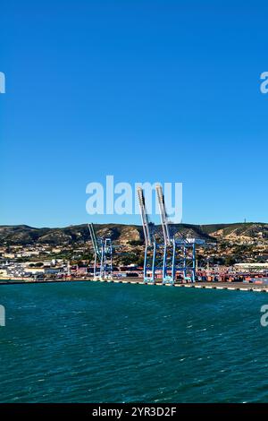 Marseille. Frankreich - 2. Dezember 2024: Marseille's Uferpromenade an einem hellen Tag, mit einer Fähre und einem Kreuzfahrtschiff am Terminal, mit der Stadt und Stockfoto