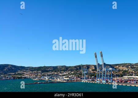 Marseille. Frankreich - 2. Dezember 2024: Ein klarer Tag im belebten Hafen von Marseille, mit einer Fähre und einem Kreuzfahrtschiff, das am Terminal angedockt wird Stockfoto