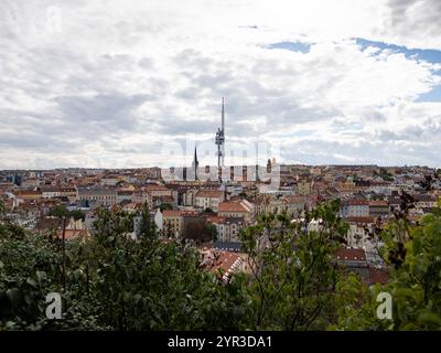 Žižkov Fernsehturm in der Skyline der Stadt. Die hohe Architektur ist ein berühmtes Wahrzeichen und Touristenattraktion. Fernsehturm von Prag. Stockfoto