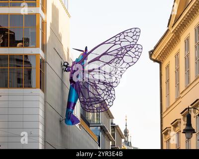 Spitfire-Flugzeug mit Schmetterlingsflügeln an der Fassade des Maj Shopping Centre in Prag. Die Skulpturen des Künstlers David Černý stehen für Freiheit. Stockfoto