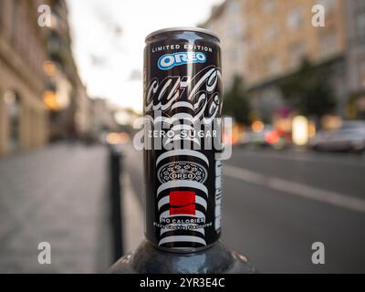 Coca Cola OREO Zero Zuckergetränk in der 250-ml-Dose. Zusammenarbeit mit alkoholfreien Getränken und dem Geschmack von Keksen. Limitiertes Produkt. Stockfoto