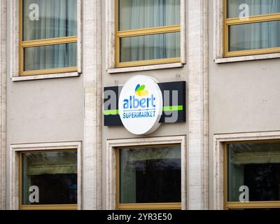 Das Albert Supermarkt Logo des Supermarktes. Einzelhandelsgeschäft für Lebensmittel und frische Lebensmittel in Tschechien. Stockfoto