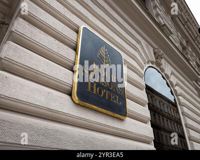 Prager Four Seasons Hotel Logo-Schild an einem alten Gebäude in der Altstadt. Luxusresort mit 5 Sternen für wohlhabende Leute. Stockfoto