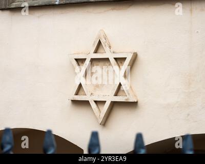 Star of David Symbol auf der Pinkas Synagoge Gebäude in Prag. Relief des religiösen Zeichens an der Fassade in Nahaufnahme. Hexagrammform. Stockfoto