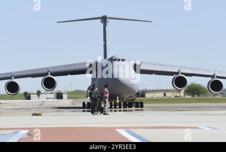 Die letzte C-5M Super Galaxy, die der Travis Air Force Base, Kalifornien, hinzugefügt wurde, kommt am 17. April 2018 von Lockheed Martin an. Die C-5M, mit einem Carg Stockfoto