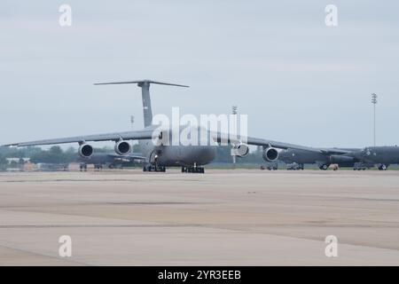 Eine C-5M Super Galaxy, die dem 60th Air Mobility Wing/436th Airlift Wing zugeordnet ist, kommt an, um Ausrüstung für einen Bomber Task Force Einsatz von B zu transportieren Stockfoto