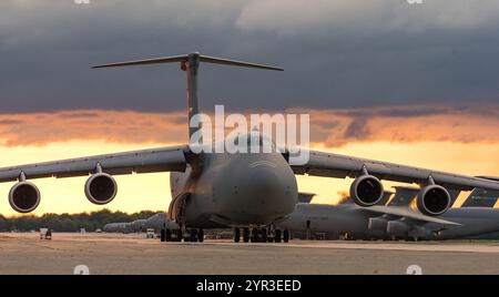 Ein Mitglied der C-5M Super Galaxy Aircrew blickt aus der Fluchtluke Nummer 1, während das Flugzeug vor dem Start am 13. Juni 2019 in DO die Fluglinie entlang fährt Stockfoto