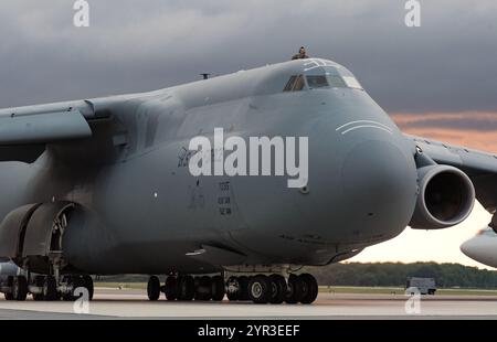 Ein Mitglied der C-5M Super Galaxy Aircrew blickt aus der Fluchtluke Nummer 1, während das Flugzeug vor dem Start am 13. Juni 2019 in DO die Fluglinie entlang fährt Stockfoto