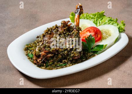 Bebek Goreng Cabe ijo oder gebratene Ente mit grüner Chili-Sauce. Traditionelle Küche aus West Sumatra, Indonesien. Stockfoto