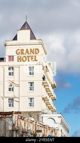 Grand Hotel, am Pier in Llandudno, Wales, an einem Wintertag. Stockfoto