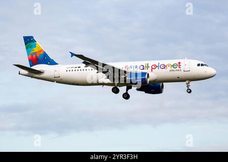 Amsterdam, Niederlande - 4. Juli 2017: Passagierflugzeug von Small Planet am Flughafen. Planen Sie die Flugreise. Luftfahrt und Luftfahrt. Luftverkehr. Global i Stockfoto