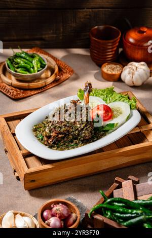 Bebek Goreng Cabe ijo oder gebratene Ente mit grüner Chili-Sauce. Traditionelle Küche aus West Sumatra, Indonesien. Stockfoto