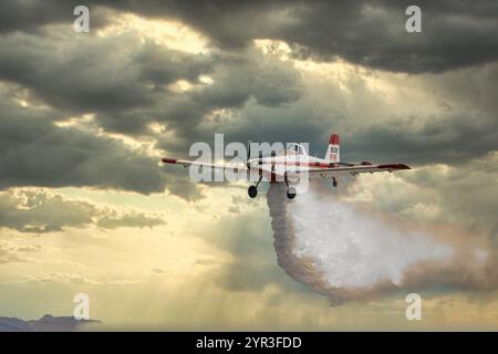 Lufttraktor AT-802 wird für Feuerbombenangriffe mit Wasserflugzeugen in Safford Arizona verwendet Stockfoto