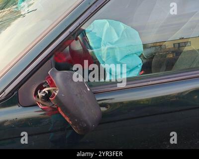 Entlüftete Airbags nach dem Ausbruch des Aufblasens aufgrund eines Kollisions. Autounfall und Airbag funktionierten gut. Ansicht durch geschlossenes Fenster. Gebrochene Rückansicht mir Stockfoto