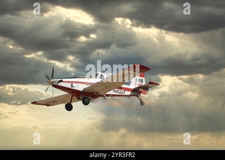 Lufttraktor AT-802 wird für Feuerbombenangriffe mit Wasserflugzeugen in Safford Arizona verwendet Stockfoto