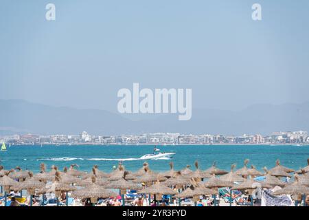 Eindrücke vom Strand in Playa de Palma auf der Insel Mallorca zur Hauptsaison im Sommer 2024 - Strandabschnitt in S ArenalMittelmeerinsel Mallorca während der Hauptsaison im Juli 2024, Palma Mallorca Spanien Playa de Palma Stockfoto