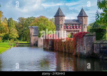 Kasteel de Haar, eine atemberaubende mittelalterliche Burg in den Niederlanden, mit großer Architektur, üppigen Gärten und reicher Geschichte. Perfekt für Touren, Veranstaltungen Stockfoto