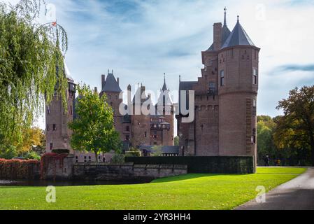 Kasteel de Haar, eine atemberaubende mittelalterliche Burg in den Niederlanden, mit großer Architektur, üppigen Gärten und reicher Geschichte. Perfekt für Touren, Veranstaltungen Stockfoto