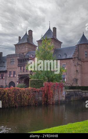 Kasteel de Haar, eine atemberaubende mittelalterliche Burg in den Niederlanden, mit großer Architektur, üppigen Gärten und reicher Geschichte. Perfekt für Touren, Veranstaltungen Stockfoto