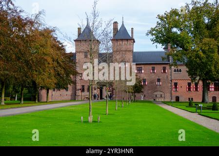 Kasteel de Haar, eine atemberaubende mittelalterliche Burg in den Niederlanden, mit großer Architektur, üppigen Gärten und reicher Geschichte. Perfekt für Touren, Veranstaltungen Stockfoto